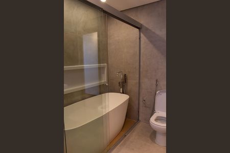 Casa de condomínio à venda com 458m², 5 quartos e 4 vagas Casa de condomínio à venda com 458m², 5 quartos e 4 vagasBanheiro da Suíte Master