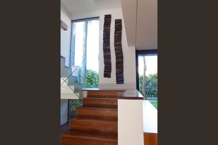 Casa de condomínio à venda com 458m², 5 quartos e 4 vagas Casa de condomínio à venda com 458m², 5 quartos e 4 vagasEscada