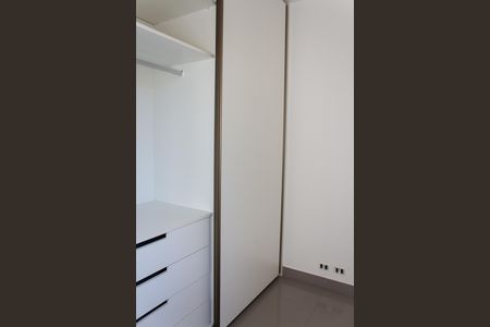 Casa de condomínio à venda com 458m², 5 quartos e 4 vagas Casa de condomínio à venda com 458m², 5 quartos e 4 vagasQuarto de Serviço
