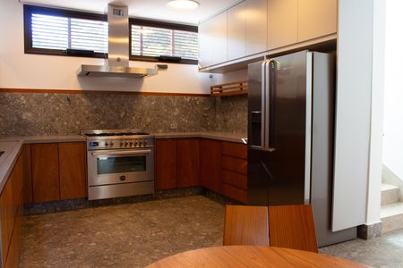 Casa de condomínio à venda com 458m², 5 quartos e 4 vagas Casa de condomínio à venda com 458m², 5 quartos e 4 vagasCozinha