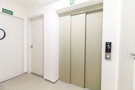 Apartamento à venda com 44m², 2 quartos e 1 vaga Apartamento à venda com 44m², 2 quartos e 1 vagaHall