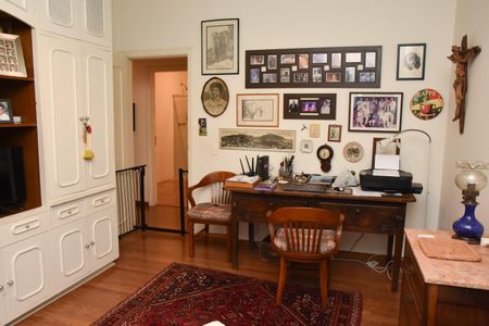 Apartamento à venda com 285m², 3 quartos e 3 vagas Apartamento à venda com 285m², 3 quartos e 3 vagasEscritório