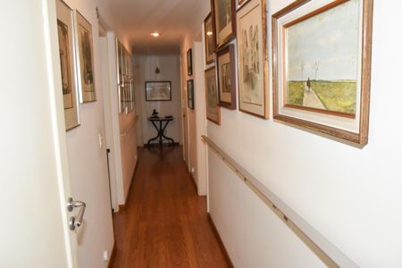 Apartamento à venda com 285m², 3 quartos e 3 vagas Apartamento à venda com 285m², 3 quartos e 3 vagascorredor acesso aos quartos