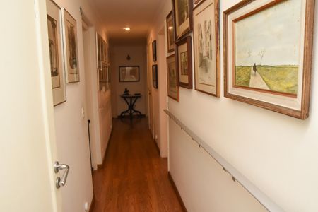 Apartamento à venda com 285m², 3 quartos e 3 vagas Apartamento à venda com 285m², 3 quartos e 3 vagascorredor acesso aos quartos