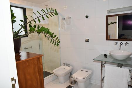 Apartamento à venda com 285m², 3 quartos e 3 vagas Apartamento à venda com 285m², 3 quartos e 3 vagasbanheiro da suite 2