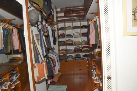 Apartamento à venda com 285m², 3 quartos e 3 vagas Apartamento à venda com 285m², 3 quartos e 3 vagasCloset da suíte 1