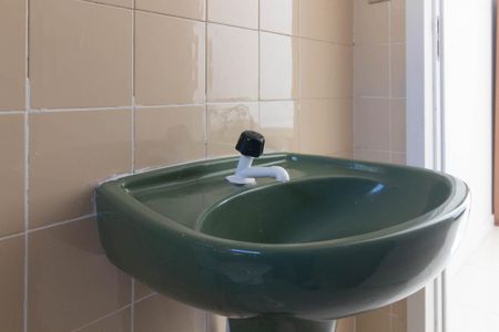 Banheiro de apartamento para alugar com 1 quarto, 28m² em Menino Deus, Porto Alegre