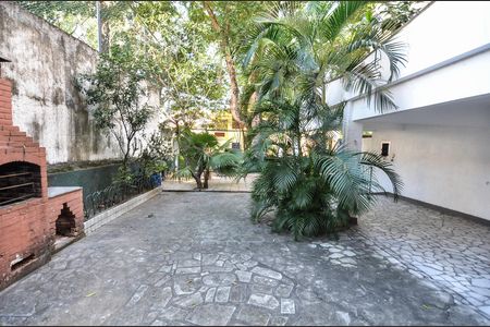 Casa à venda com 300m², 4 quartos e 2 vagas Casa à venda com 300m², 4 quartos e 2 vagasÁrea externa