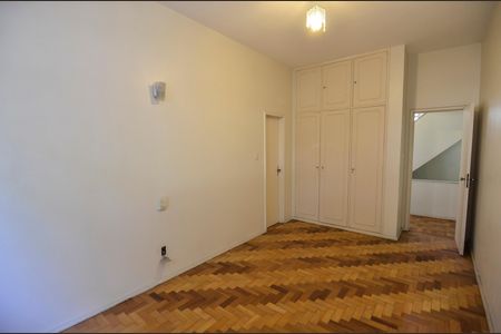 Casa à venda com 300m², 4 quartos e 2 vagas Casa à venda com 300m², 4 quartos e 2 vagasQuarto 2