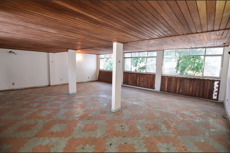 Casa à venda com 300m², 4 quartos e 2 vagas Casa à venda com 300m², 4 quartos e 2 vagasTerraço