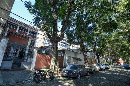 Casa à venda com 300m², 4 quartos e 2 vagas Casa à venda com 300m², 4 quartos e 2 vagasFachada