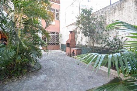 Casa à venda com 300m², 4 quartos e 2 vagas Casa à venda com 300m², 4 quartos e 2 vagasÁrea externa