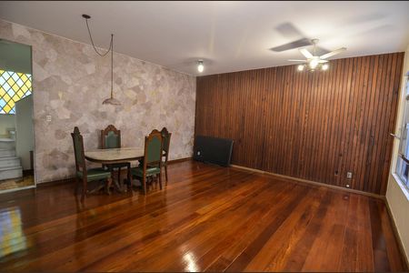 Casa à venda com 300m², 4 quartos e 2 vagas Casa à venda com 300m², 4 quartos e 2 vagasSala
