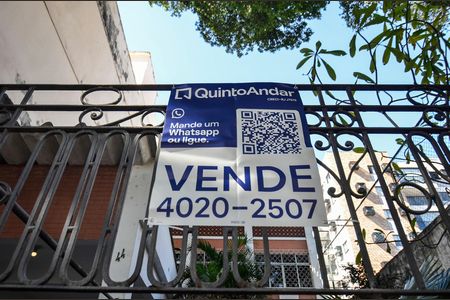 Casa à venda com 300m², 4 quartos e 2 vagas Casa à venda com 300m², 4 quartos e 2 vagasFachada