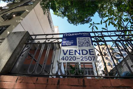 Casa à venda com 300m², 4 quartos e 2 vagas Casa à venda com 300m², 4 quartos e 2 vagasFachada