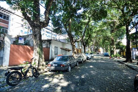Casa à venda com 300m², 4 quartos e 2 vagas Casa à venda com 300m², 4 quartos e 2 vagasFachada