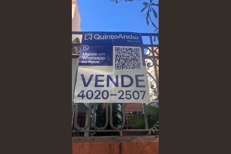 Casa à venda com 300m², 4 quartos e 2 vagas Casa à venda com 300m², 4 quartos e 2 vagasFachada