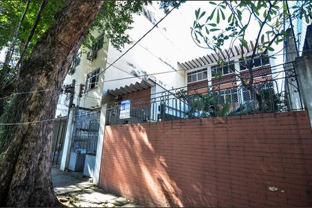 Casa à venda com 300m², 4 quartos e 2 vagas Casa à venda com 300m², 4 quartos e 2 vagasFachada