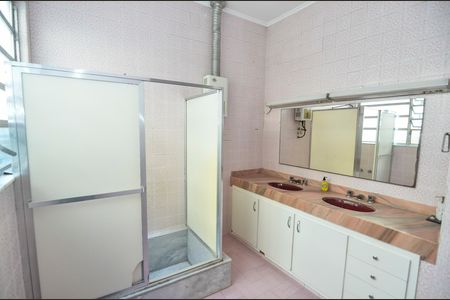 Casa à venda com 300m², 4 quartos e 2 vagas Casa à venda com 300m², 4 quartos e 2 vagasBanheiro