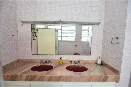 Casa à venda com 300m², 4 quartos e 2 vagas Casa à venda com 300m², 4 quartos e 2 vagasBanheiro