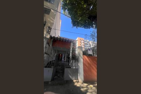 Casa à venda com 300m², 4 quartos e 2 vagas Casa à venda com 300m², 4 quartos e 2 vagasFachada