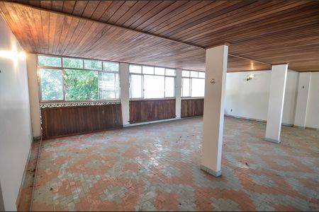 Casa à venda com 300m², 4 quartos e 2 vagas Casa à venda com 300m², 4 quartos e 2 vagasTerraço