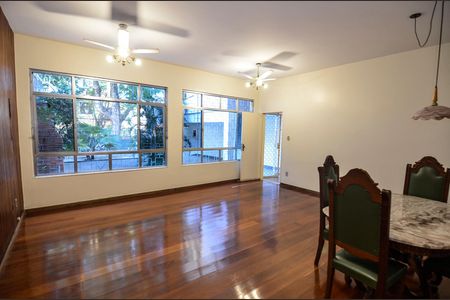 Casa à venda com 300m², 4 quartos e 2 vagas Casa à venda com 300m², 4 quartos e 2 vagasSala