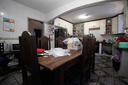 Casa à venda com 249m², 4 quartos e 5 vagas Casa à venda com 249m², 4 quartos e 5 vagasCozinha e Área de Serviço