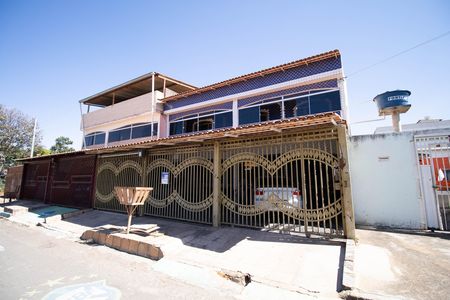 Casa à venda com 249m², 4 quartos e 5 vagas Casa à venda com 249m², 4 quartos e 5 vagasFachada