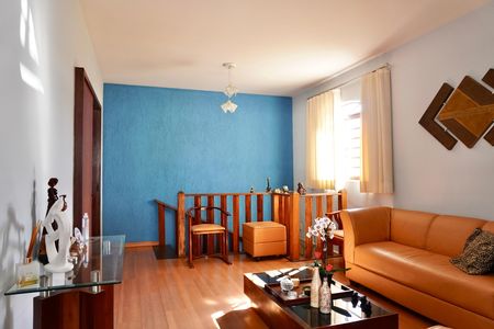Casa à venda com 5 quartos, 313m² em Cachoeirinha, Belo Horizonte