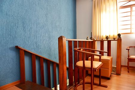 Escadas  de casa à venda com 5 quartos, 313m² em Cachoeirinha, Belo Horizonte