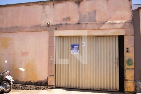 Fachada de casa à venda com 3 quartos, 240m² em Parque Tremendao, Goiânia