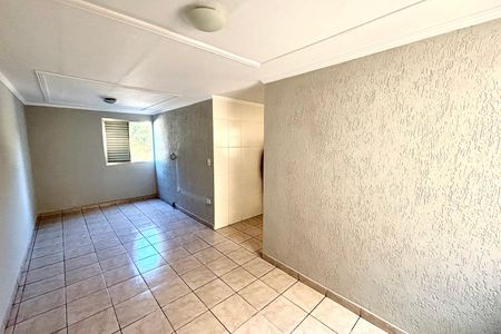 Sala de apartamento para alugar com 3 quartos, 70m² em Conjunto Residencial José Bonifácio, São Paulo