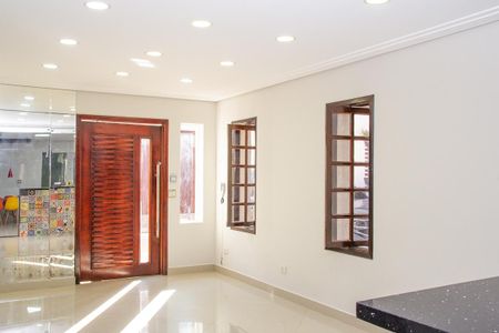 Casa para alugar com 240m², 2 quartos e 2 vagas