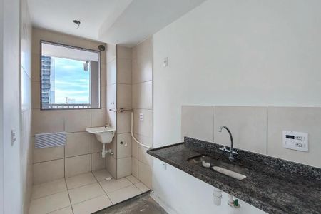 Banheiro com pia e vaso sanitário, com vista para a cidade. de apartamento à venda com 3 quartos, 69m² em Santo Cristo, Rio de Janeiro