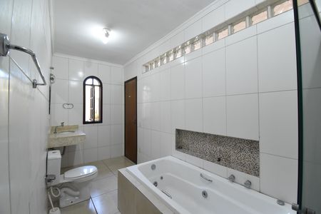 Casa para alugar com 330m², 4 quartos e 8 vagasBanheiro da Suíte 3