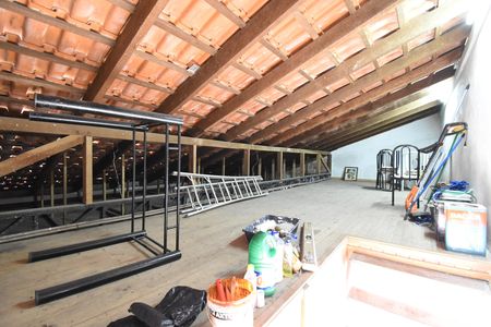 Casa para alugar com 330m², 4 quartos e 8 vagasSótão