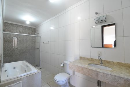 Casa para alugar com 330m², 4 quartos e 8 vagasBanheiro da Suíte 3