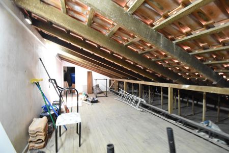 Casa para alugar com 330m², 4 quartos e 8 vagasSótão