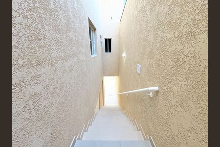 Casa de condomínio para alugar com 60m², 1 quarto e sem vagaEscada de entrada 