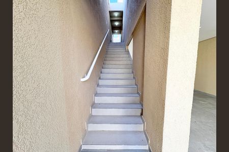Casa de condomínio para alugar com 60m², 1 quarto e sem vagaEscada de entrada 