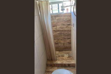 Banheiro de apartamento para alugar com 1 quarto, 42m² em Brás de Pina, Rio de Janeiro