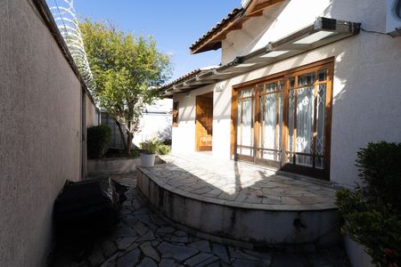 Garagem de casa à venda com 4 quartos, 240m² em Horto Florestal, São Paulo