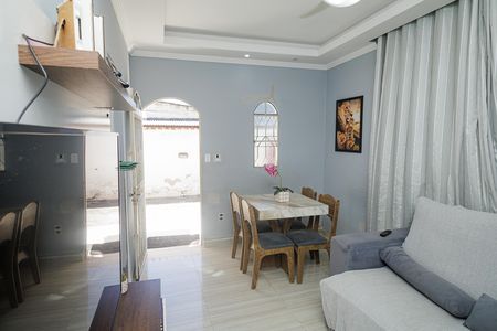 Sala de casa à venda com 3 quartos, 250m² em Campo Grande, Rio de Janeiro
