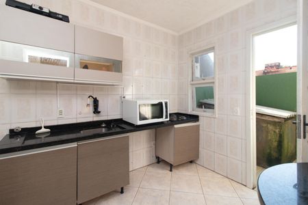 Cozinha de casa de condomínio para alugar com 3 quartos, 100m² em Guarujá, Porto Alegre