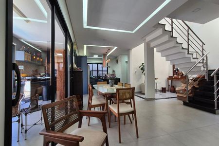 Casa de condomínio à venda com 350m², 4 quartos e 6 vagasSala de Jantar