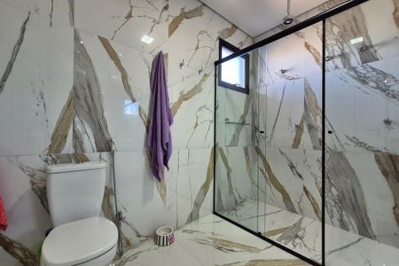 Casa de condomínio à venda com 350m², 4 quartos e 6 vagasBanheiro da Suíte 1