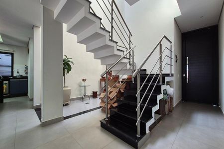 Casa de condomínio à venda com 350m², 4 quartos e 6 vagasEscada 