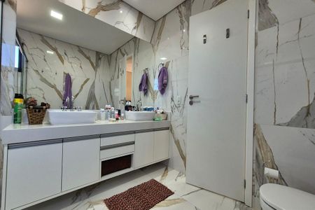 Casa de condomínio à venda com 350m², 4 quartos e 6 vagasBanheiro da Suíte 1