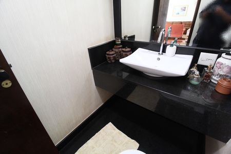 Casa para alugar com 600m², 5 quartos e 4 vagasBanheiro da varanda